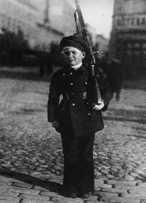 Юный красноармеец и защитник Петрограда в 1919 году.