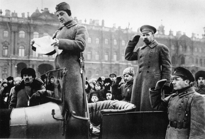Зачитывание списка выпускников курсов будущих командиров Красной Армии. Петроград, 1919 год.