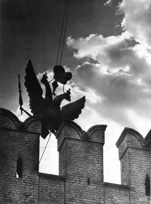 Снятие орлов и установка звезды на башне Кремля в 1935 году.