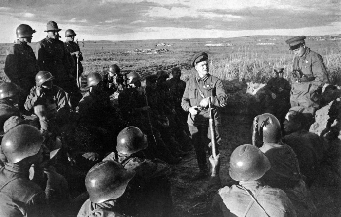 Маршал Жуков подбадривает солдат перед боем с японцами на Халхин-Голе в 1939 году.