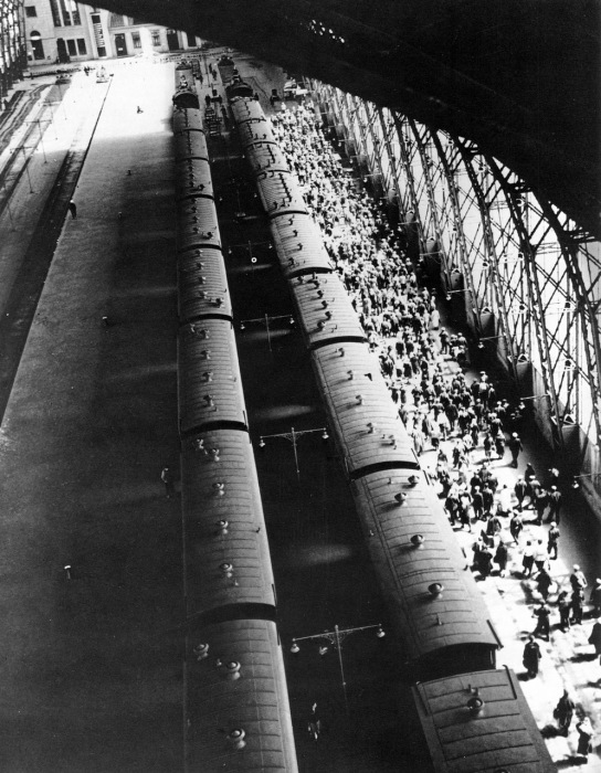 Один из девяти железнодорожных вокзалов Москвы. СССР, Москва, 1936 год.
