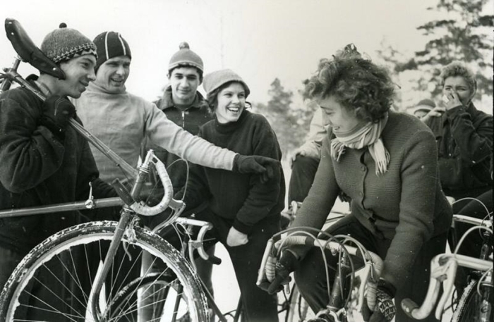 Юные велосипедисты. СССР, 1960-е годы. Автор фотографии: Будаков Ю. С.