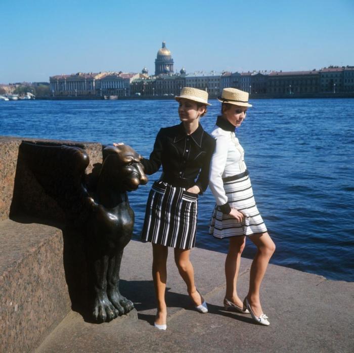 Показ молодежных комплектов со шляпой-канотье. СССР, 1970 год. 