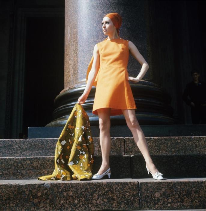 Демонстрация оранжевого платья с льняным шарфом. СССР, 1970 год. 