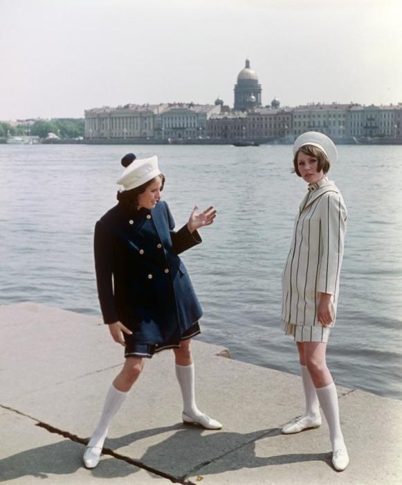 Показ укороченных пальто в комплекте с платьем и костюмом. СССР, 1968 год.