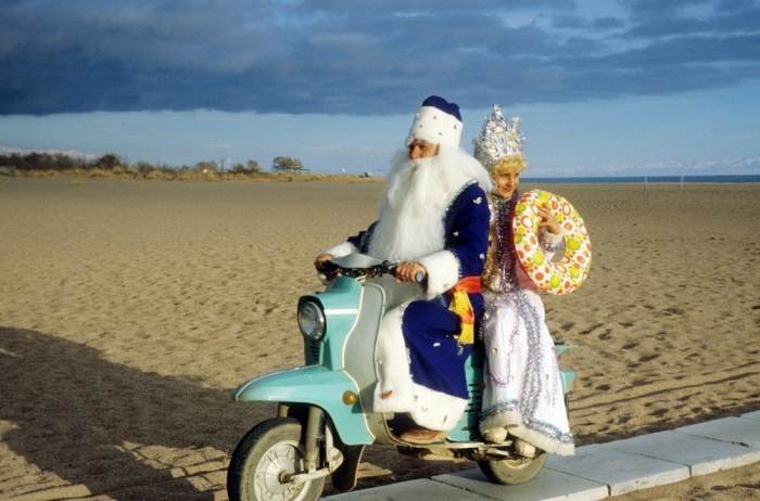 Снегурочка и Дед Мороз на пляже. СССР, 1980-е годы. 