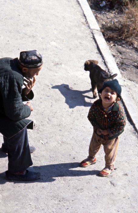 Плачущий ребенок. СССР, Узбекистан, Бухара, 1984 год.