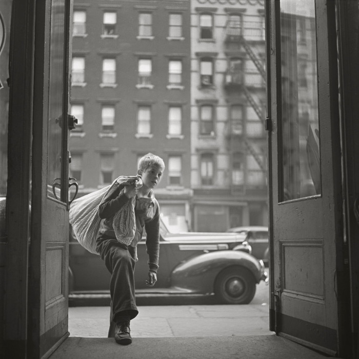 Чистильщик обуви после окончания работы. США, Нью-Йорк, 1947 год.