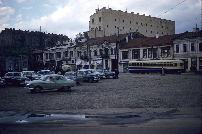 Городской транспорт на одной из улиц. СССР, Киев, 1959 год.