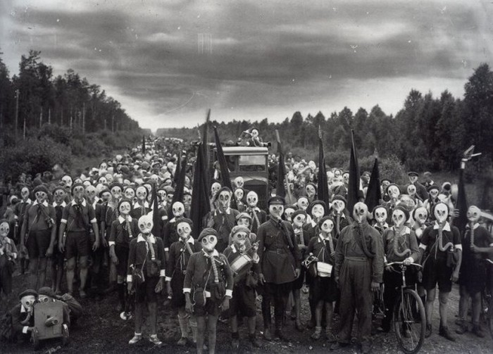 Пионеры Ленинграда, поднятые по тревоге в день основания местной противовоздушной обороны в 1937 году. 