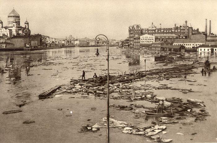 Сильнейшее наводнение в Москве. СССР, Берсеневская набережная, 1927 год. 