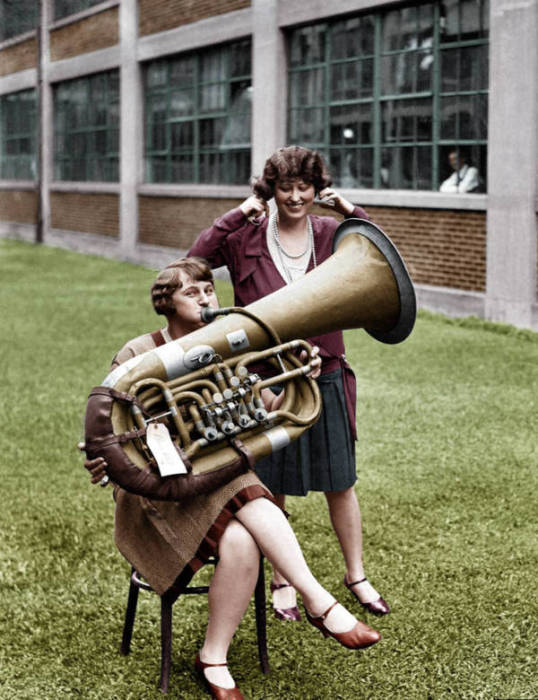 Девушки с медным духовых музыкальным инструментом тенорового регистра. Вашингтон, округ Колумбия, 1928 год.