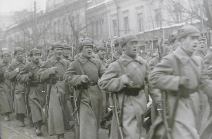 Красноармейцы на военном параде в Киеве, 1930 годы.