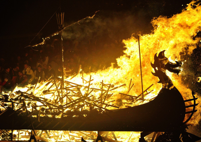 Ладья викингов в огне. | Фото: deadbees.net.