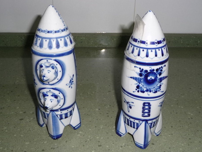 Белка и Стрелка выглядывают из иллюминаторов ракеты. Керамический кувшин, Гжель.