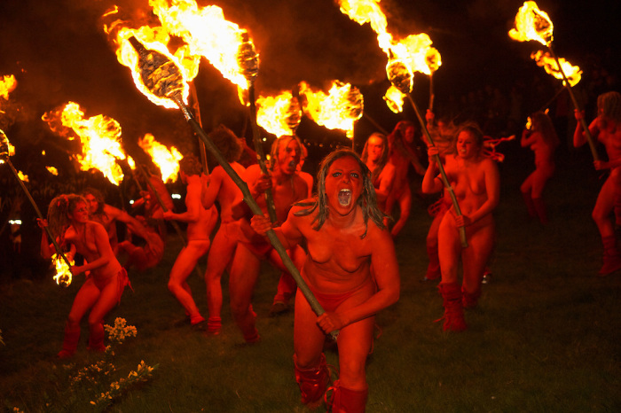 Красные Люди на фестивале огня в Эдинбурге. | Фото: jimrichardson.photoshelter.com.