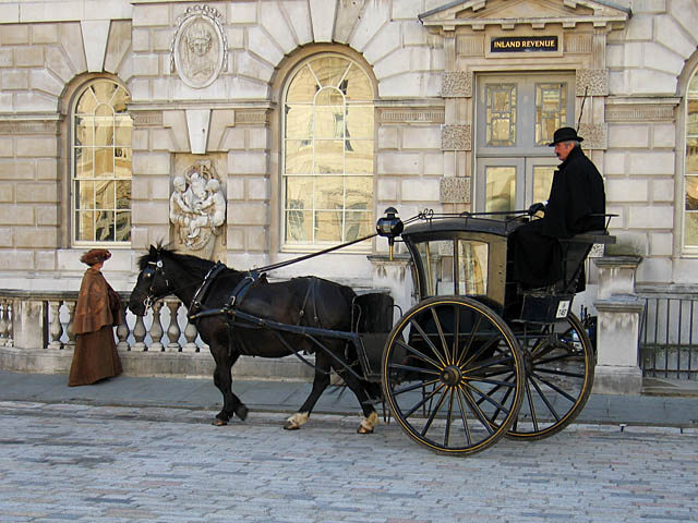 Лондонский кэб с кучером на съемках очередного фильма о Шерлоке Холмсе. | Фото: en.wikipedia.org.