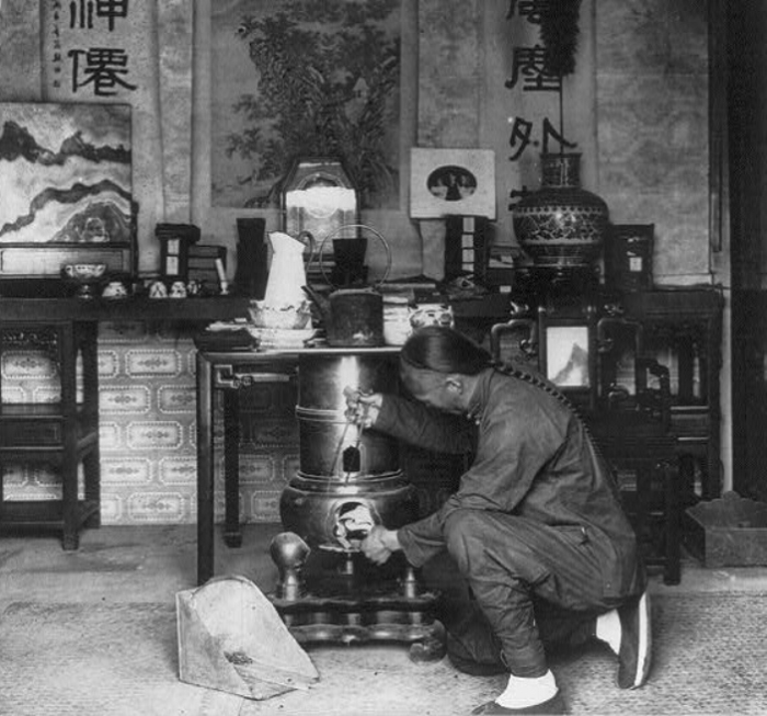 Приготовление чая в Пекине, 1901 год. | Фото: atlasobscura.com.