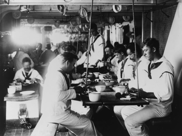 Прием пищи на борту крейсера USS Olympia, 1899 г. | Фото: atlasobscura.com.