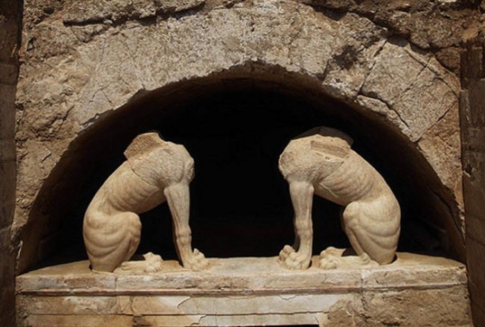 Сфинксы на входе в гробницу в Амфиполисе. | Фото: news.softpedia.com.