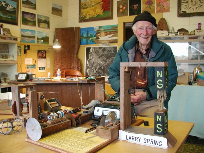 Ларри Спринг и некоторые из его самодельных инструментов. | Фото: facebook.com.