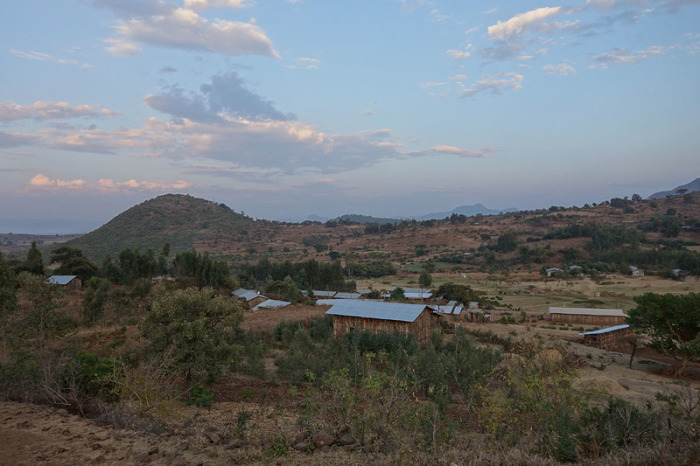 Вид с окружающих холмов на Аура Амба. |Фото: atlasobscura.com.