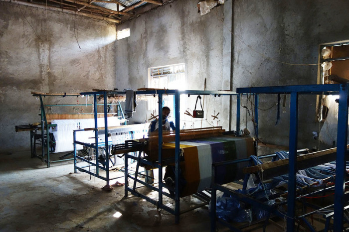 Мужчина работает на текстильной фабрике в Аура Амба. | Фото: atlasobscura.com.
