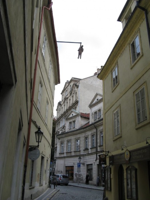 То, что выглядит как попытка самоубийства - на самом деле статуя Зигмунда Фрейда. | Фото: praga-praha.ru.