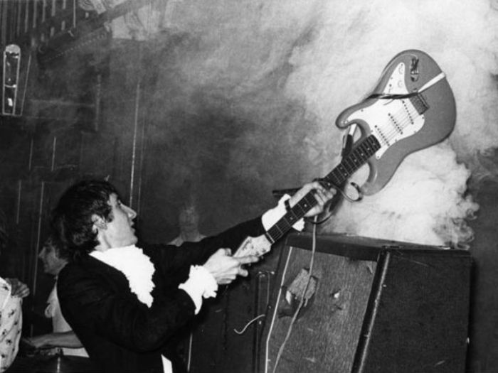 Пит Таунсенд из группы The Who разбивает свою гитару. | Фото: pinterest.com.
