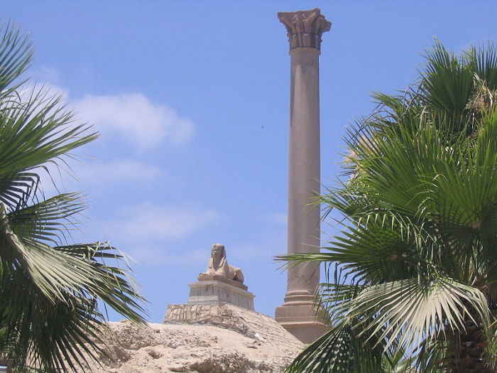 Римская колонна и сфинкс обозначают прежнее местонахождение Александрийского Мусейона. | Фото: ru.wikipedia.org.