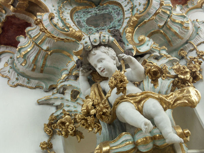 Ангелочек - деталь интерьера в Паломнической церкви в Висе. | Фото: commons.wikimedia.org.