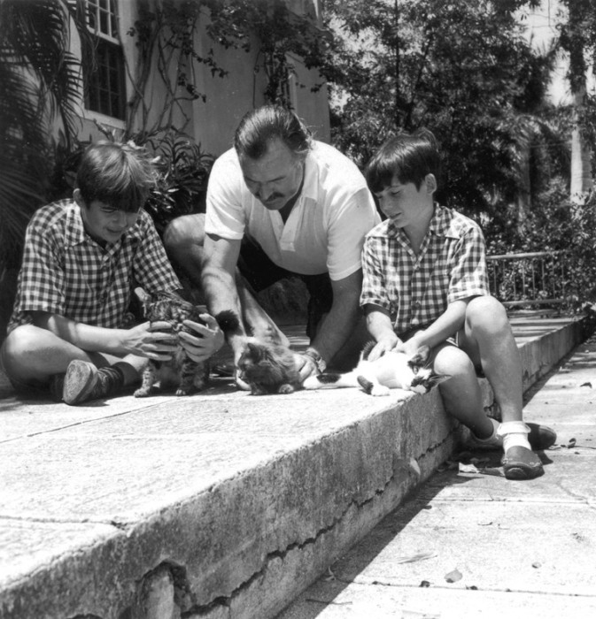 Эрнест Хемингуэй со своими сыновьями и котятами на Кубе, 1942 год. | Фото: commons.wikimedia.org.