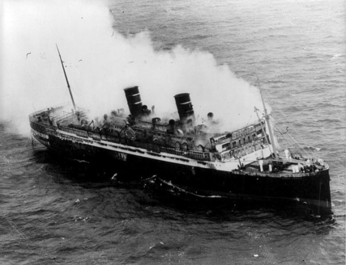 Горящий лайнер «Морро Касл» в открытом океане, 8 сентября 1934 года. | Фото: commons.wikimedia.org.