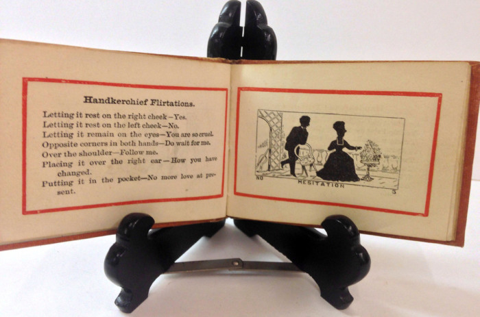Миниатюрное издание «Небольшой флирт», опубликованное в 1871 году, представляет собой удобный справочник по «расшифровке» флирта с носовым платком, перчаткой, веером или зонтиком.