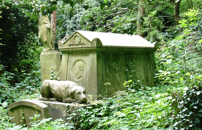 Утопающая в зелени могила на Хайгейтском кладбище. | Фото: ru.wikipedia.org.