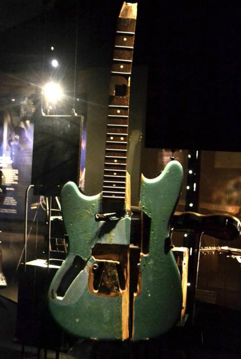 Первая гитара, которую Курт Кобейн разбил на сцене. Музей EMP в Сиэтле. | Фото: reddit.com.