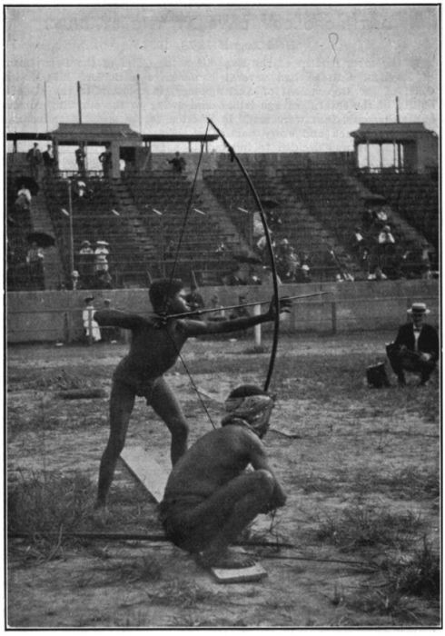 Пигмей, стреляющий из лука, 1904 год. | Фото: oztypewriter.blogspot.com.