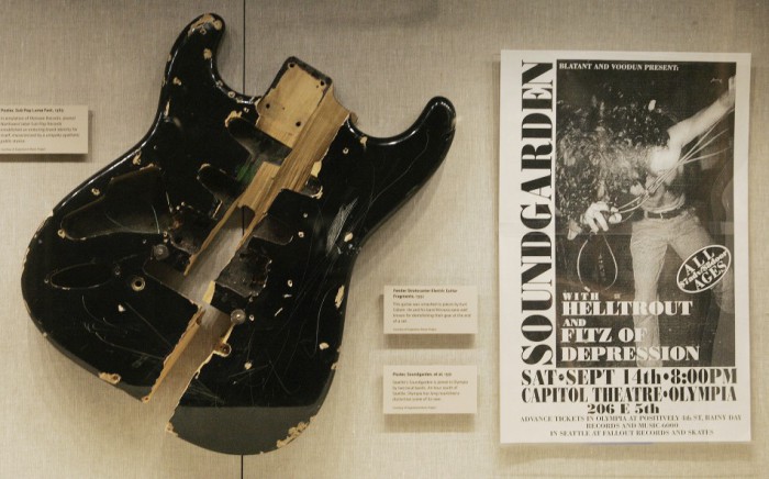 Фрагменты электрогитары Fender Stratocaster, которую певец Курт Кобейн разбил на куски в 1992 году. | Фото: ibtimes.co.uk.