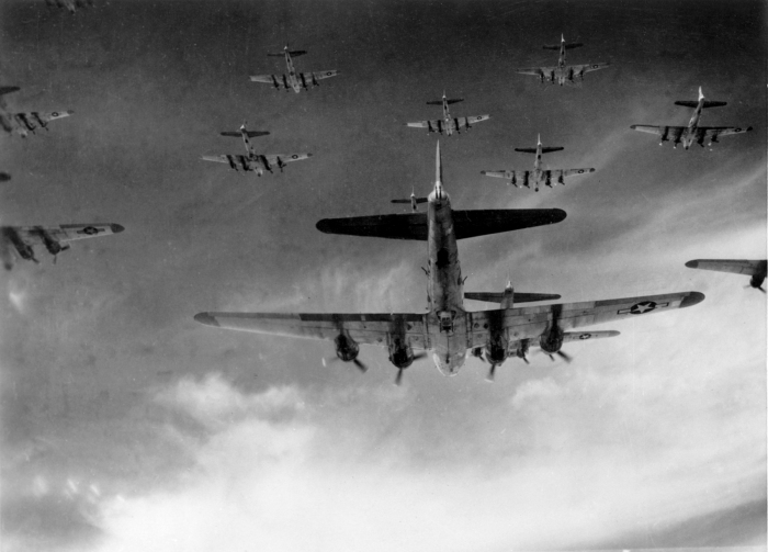 Американские бомбардировщики B-17 в строю. | Фото: commons.wikimedia.org.