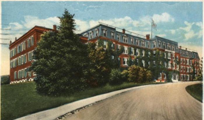 Брэдфордский колледж на открытке 1905 года. | Фото: cardcow.com.