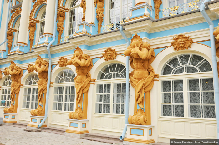 Позолоченное украшение фасада Екатерининского дворца. | Фото: you4travel.ru.