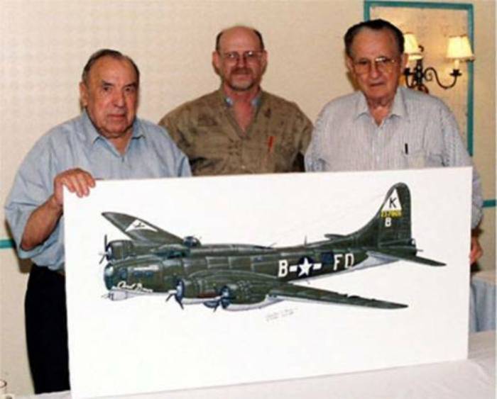 Чарльз Браун и Франц Штиглер, а также плакаты с самолетами, на которых они летали в годы войны. | Фото: aviationartstore.com.