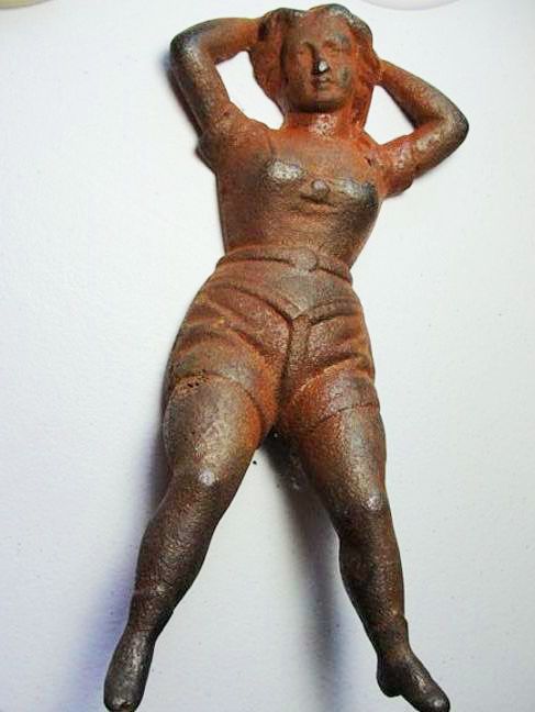 Женская фигурка с поясом верности. | Фото: blog.chughtaimuseum.com.