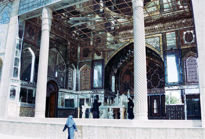 Мраморный трон в зеркальном зале дворца Голестан. | Фото: commons.wikimedia.org.