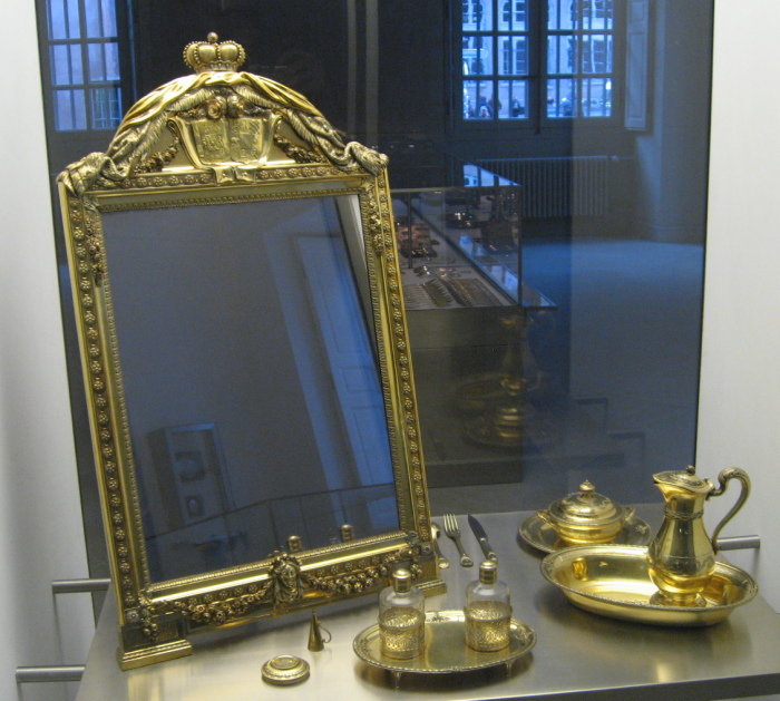 Позолоченное зеркало XVIII века. | Фото: en.wikipedia.org.