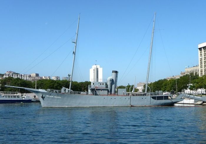 Яхта «Красный вымпел» (бывший «Адмирал Завойко») в Владивостоке. | Фото: ru.wikipedia.org.