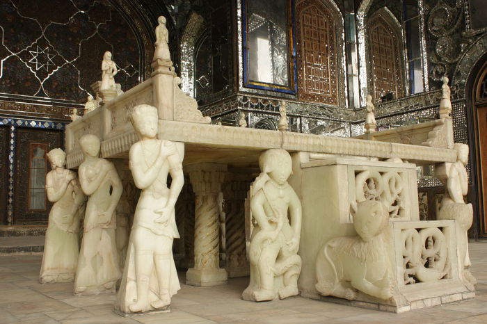 Мраморный трон. | Фото: en.wikipedia.org.