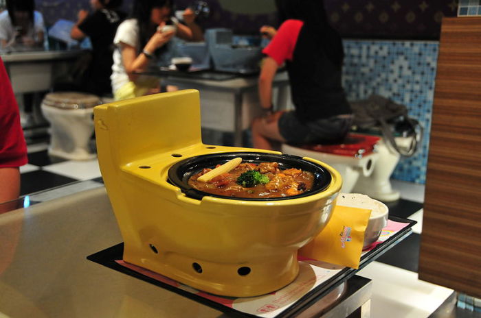Пища, подаваемая в посудине оригинальной формы в тематическом ресторане в Тайбэе, Тайвань. | Фото: upload.wikimedia.org.
