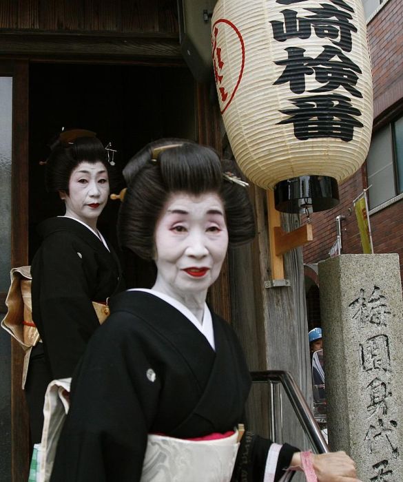 Две немолодые гейши в Нагасаки. | Фото: flickr.com.