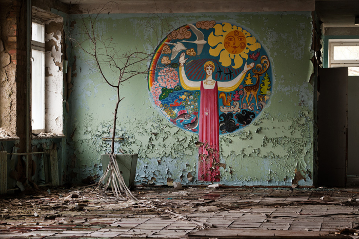 Интерьер разрушающегося здания в Припяти. | Фото: pravmir.ru.